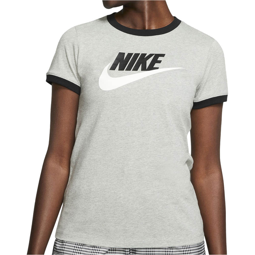 Nike camiseta manga corta mujer Nike W NSW TEE FUTURA RINGE vista trasera Nike camiseta manga corta mujer Nike W NSW TEE FUTURA RINGE vista trasera