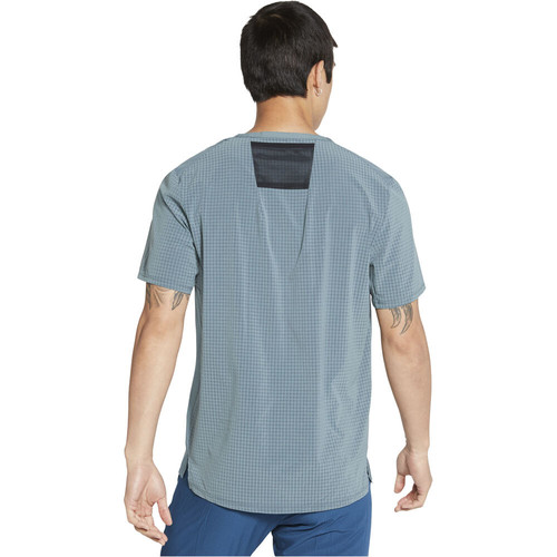 NIKE M NK DF RISE 365 SS TRAIL gris