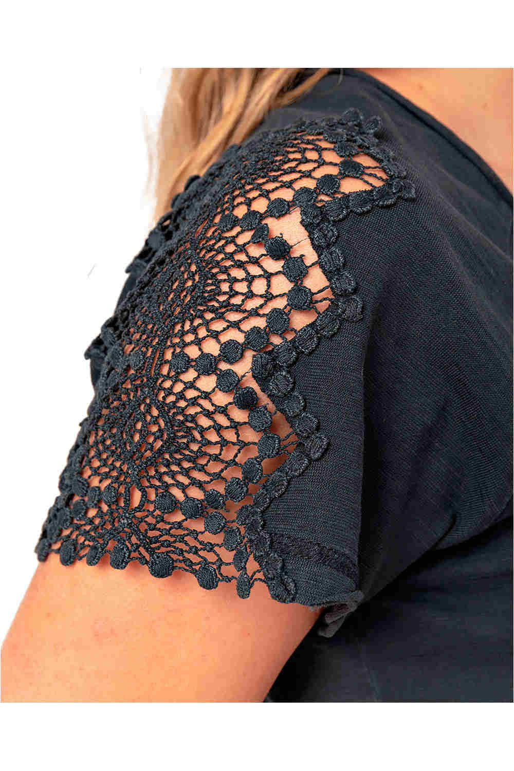 Rip Curl camiseta manga corta mujer Rip Curl LOVELY TEE V NECK vista detalle Rip Curl camiseta manga corta mujer Rip Curl LOVELY TEE V NECK vista detalle