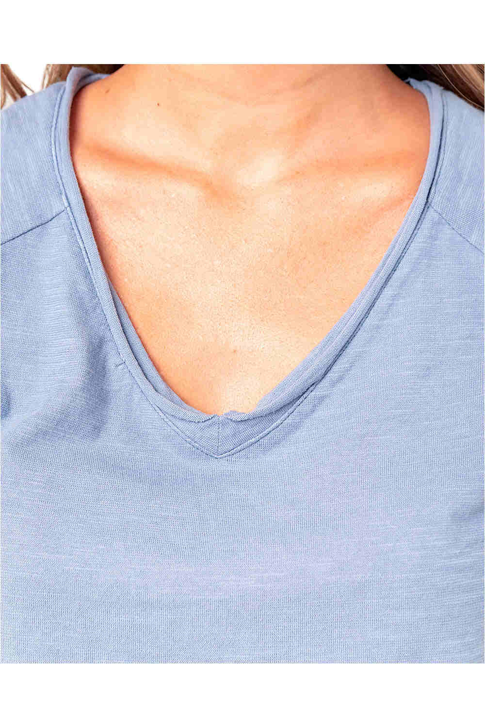 Rip Curl camiseta manga corta mujer Rip Curl LOVELY TEE V NECK vista trasera Rip Curl camiseta manga corta mujer Rip Curl LOVELY TEE V NECK vista trasera