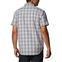 Columbia camisa montaña manga corta hombre Columbia Brentyn Trail  SS Seersucker Shirt vista detalle Columbia camisa montaña manga corta hombre Columbia Brentyn Trail  SS Seersucker Shirt vista detalle