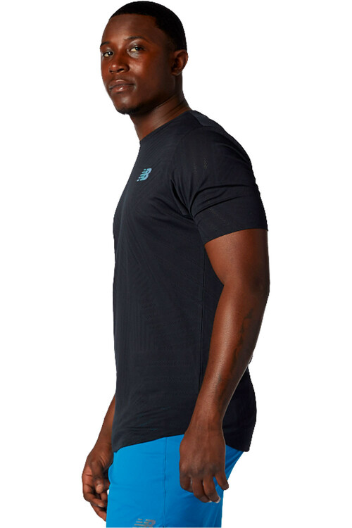 NEW BALANCE Q SPEED FUEL SHORT SLEEVE negro