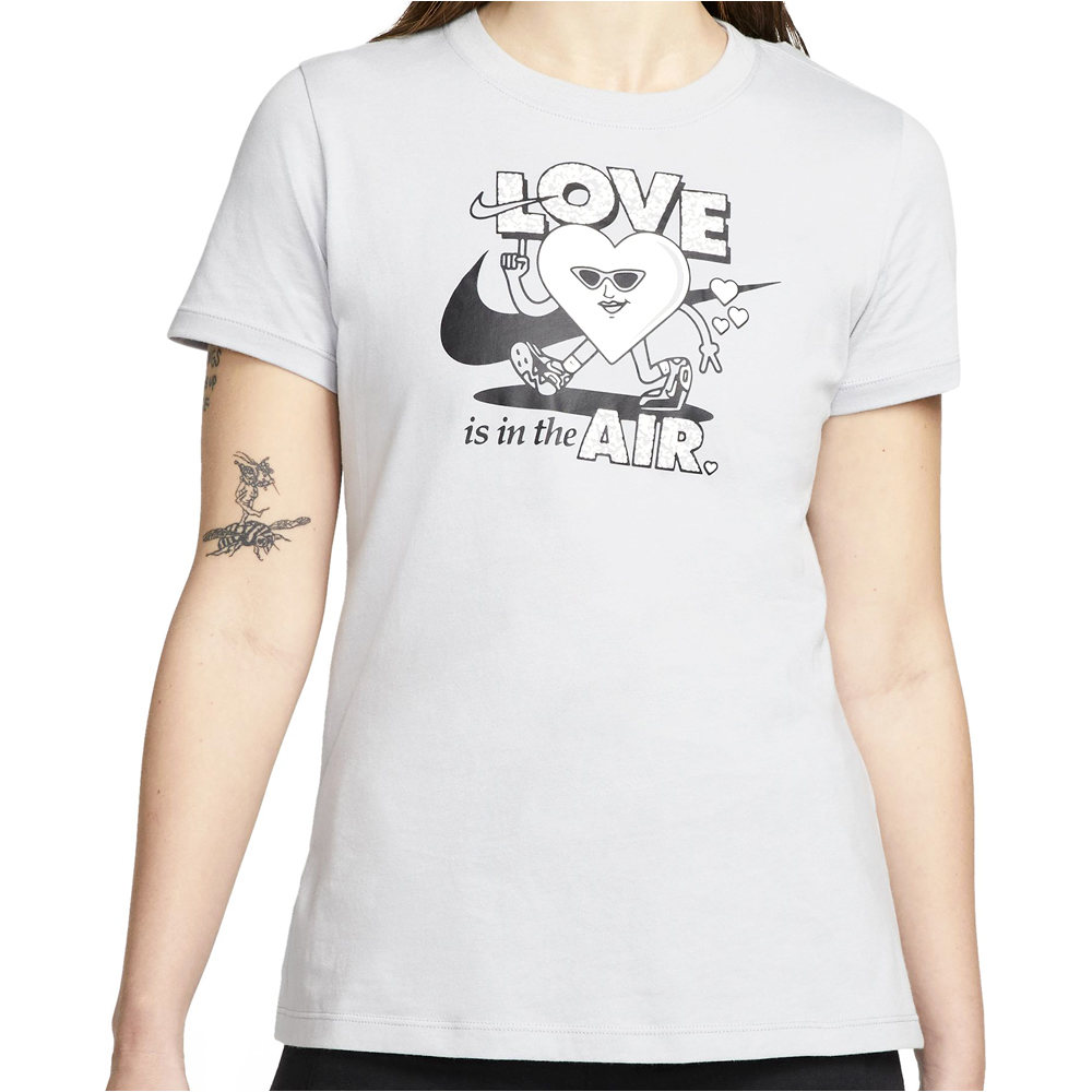 Nike camiseta manga corta mujer Nike W NSW TEE SS VDAY vista detalle Nike camiseta manga corta mujer Nike W NSW TEE SS VDAY vista detalle