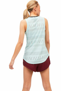 New Balance camiseta técnica tirantes mujer New Balance Q Speed Jacquard Tank vista trasera New Balance camiseta técnica tirantes mujer New Balance Q Speed Jacquard Tank vista trasera