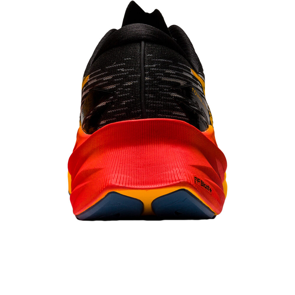 Asics zapatilla running hombre Asics NOVABLAST 3 vista trasera Asics zapatilla running hombre Asics NOVABLAST 3 vista trasera