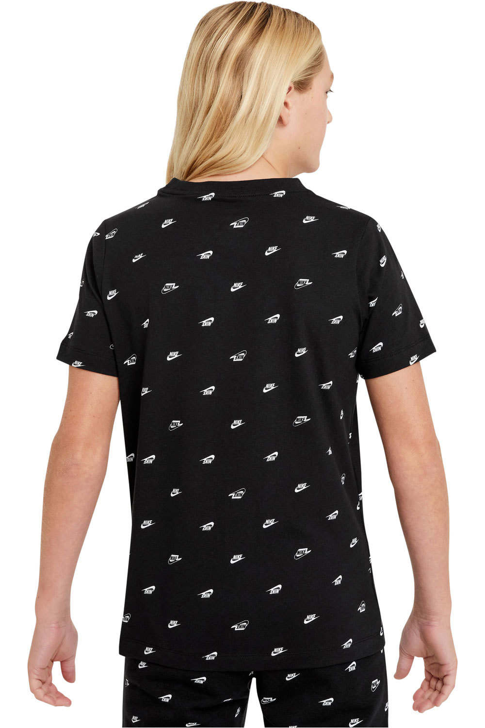 Nike camiseta manga corta niño Nike B NSW TEE SWOOSH AOP FA22 vista trasera Nike camiseta manga corta niño Nike B NSW TEE SWOOSH AOP FA22 vista trasera