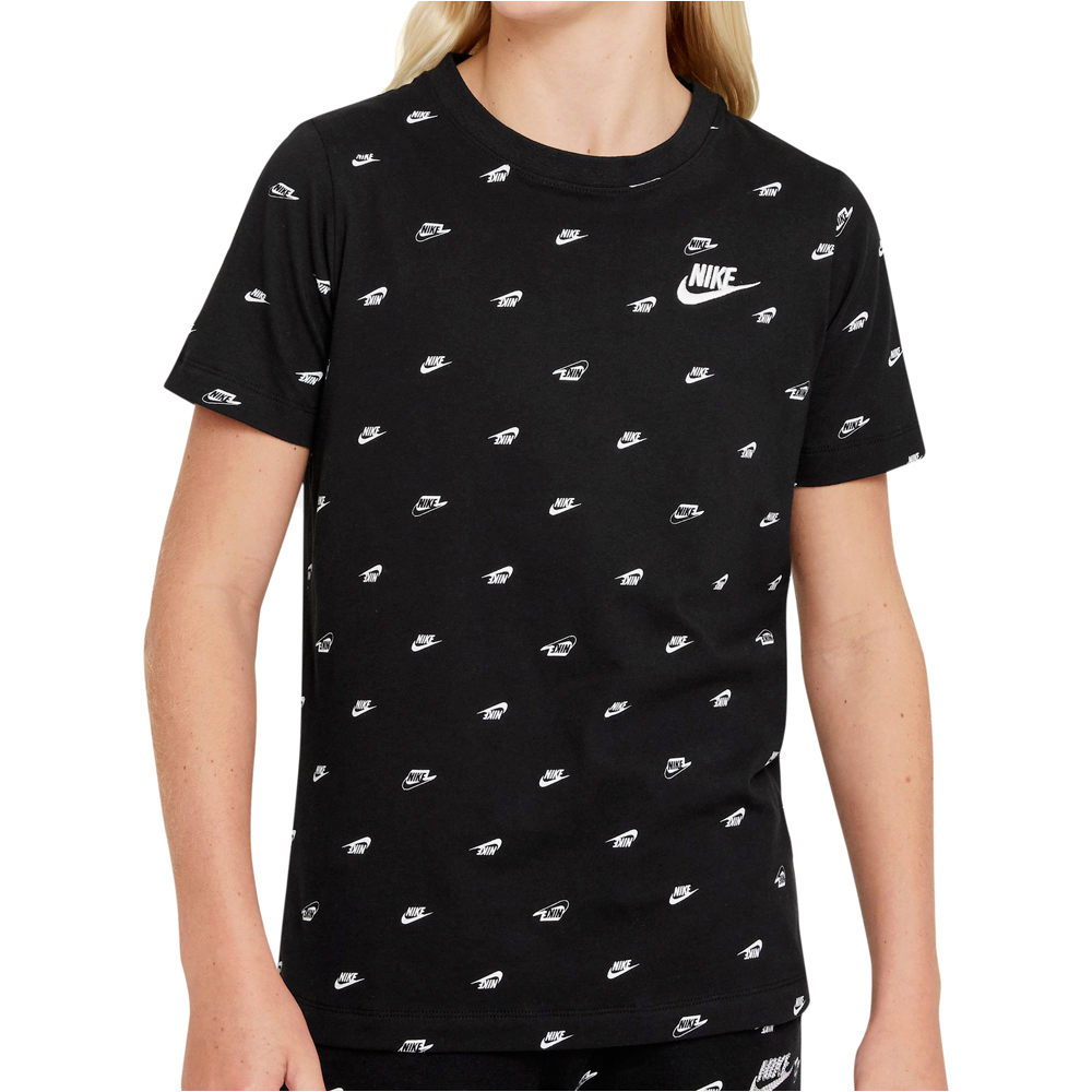 Nike camiseta manga corta niño Nike B NSW TEE SWOOSH AOP FA22 vista detalle Nike camiseta manga corta niño Nike B NSW TEE SWOOSH AOP FA22 vista detalle