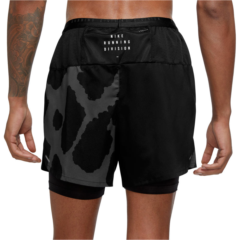 Nike pantaloneta técnica hombre Nike M NK DF STRIDE RD 2IN1 5IN vista trasera Nike pantaloneta técnica hombre Nike M NK DF STRIDE RD 2IN1 5IN vista trasera