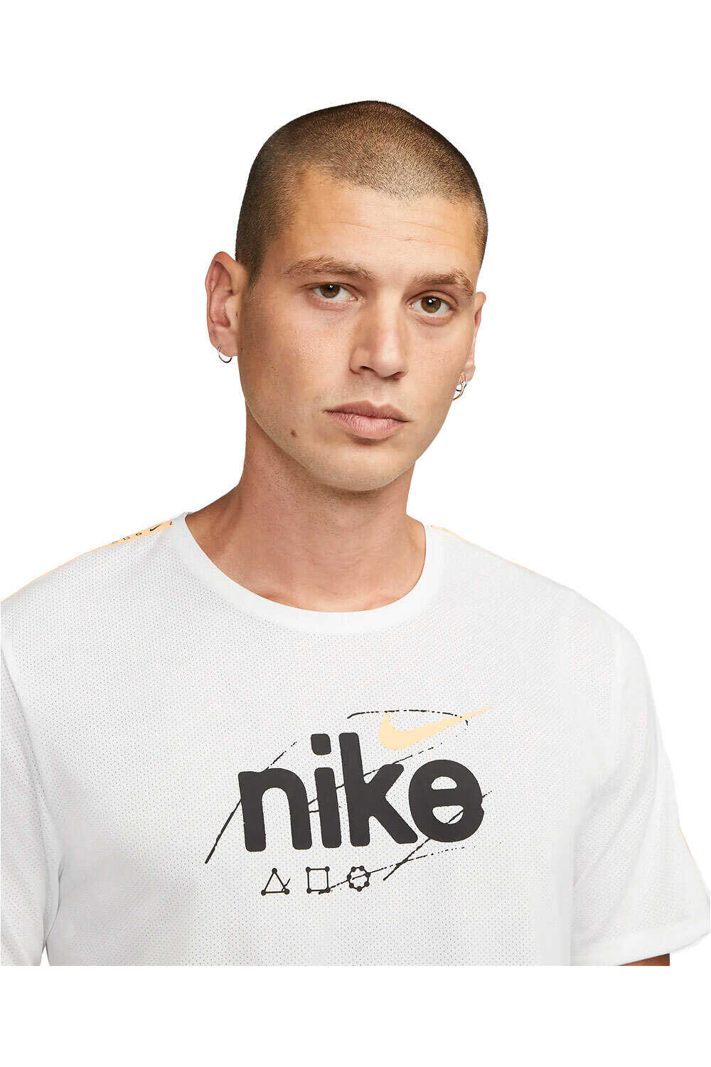 Nike camiseta técnica manga corta hombre Nike M NK DF MILER SS DYE vista detalle Nike camiseta técnica manga corta hombre Nike M NK DF MILER SS DYE vista detalle