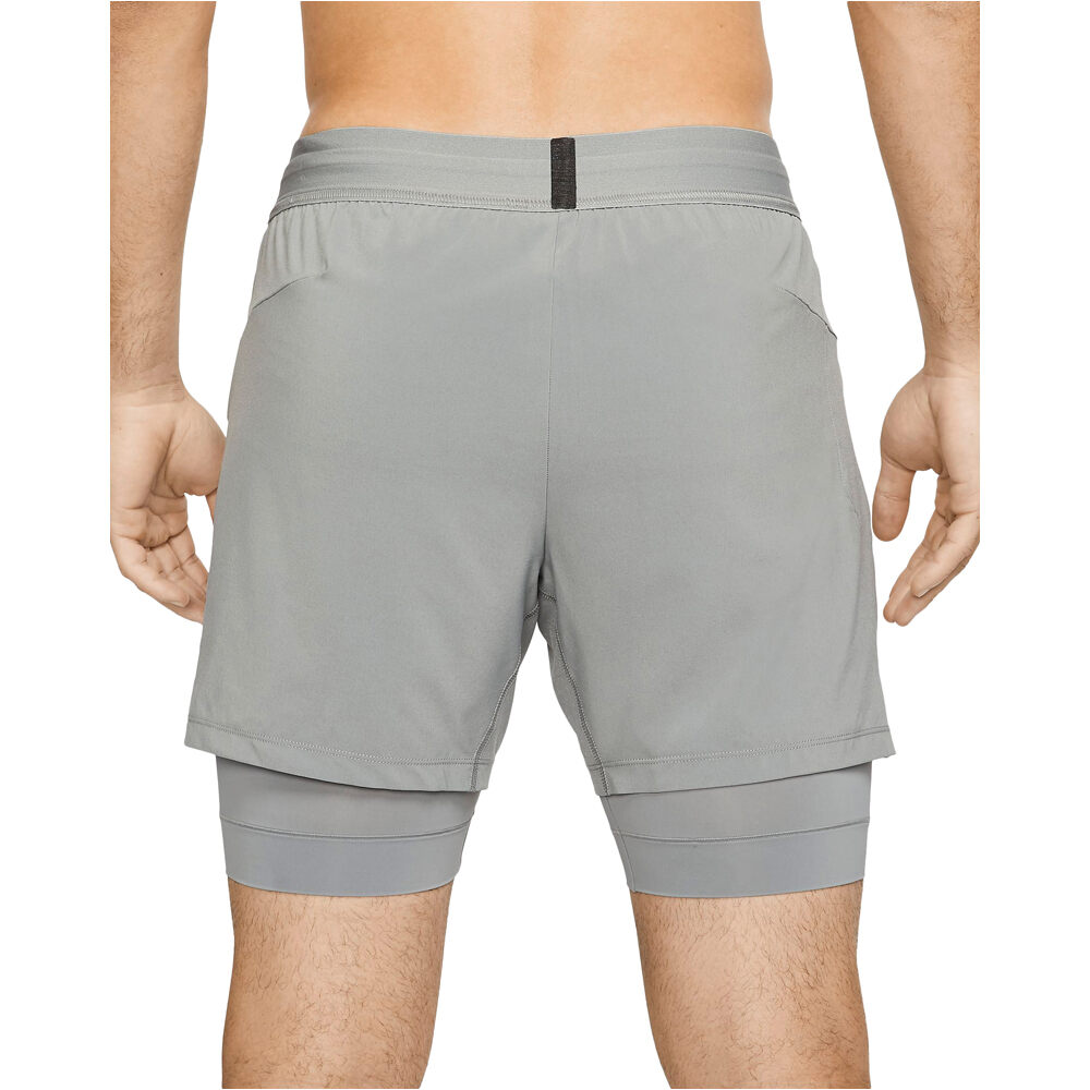 Nike pantalón corto fitness hombre Nike M NK SHRT DF ACTIVE 2-1 YOGA vista trasera Nike pantalón corto fitness hombre Nike M NK SHRT DF ACTIVE 2-1 YOGA vista trasera
