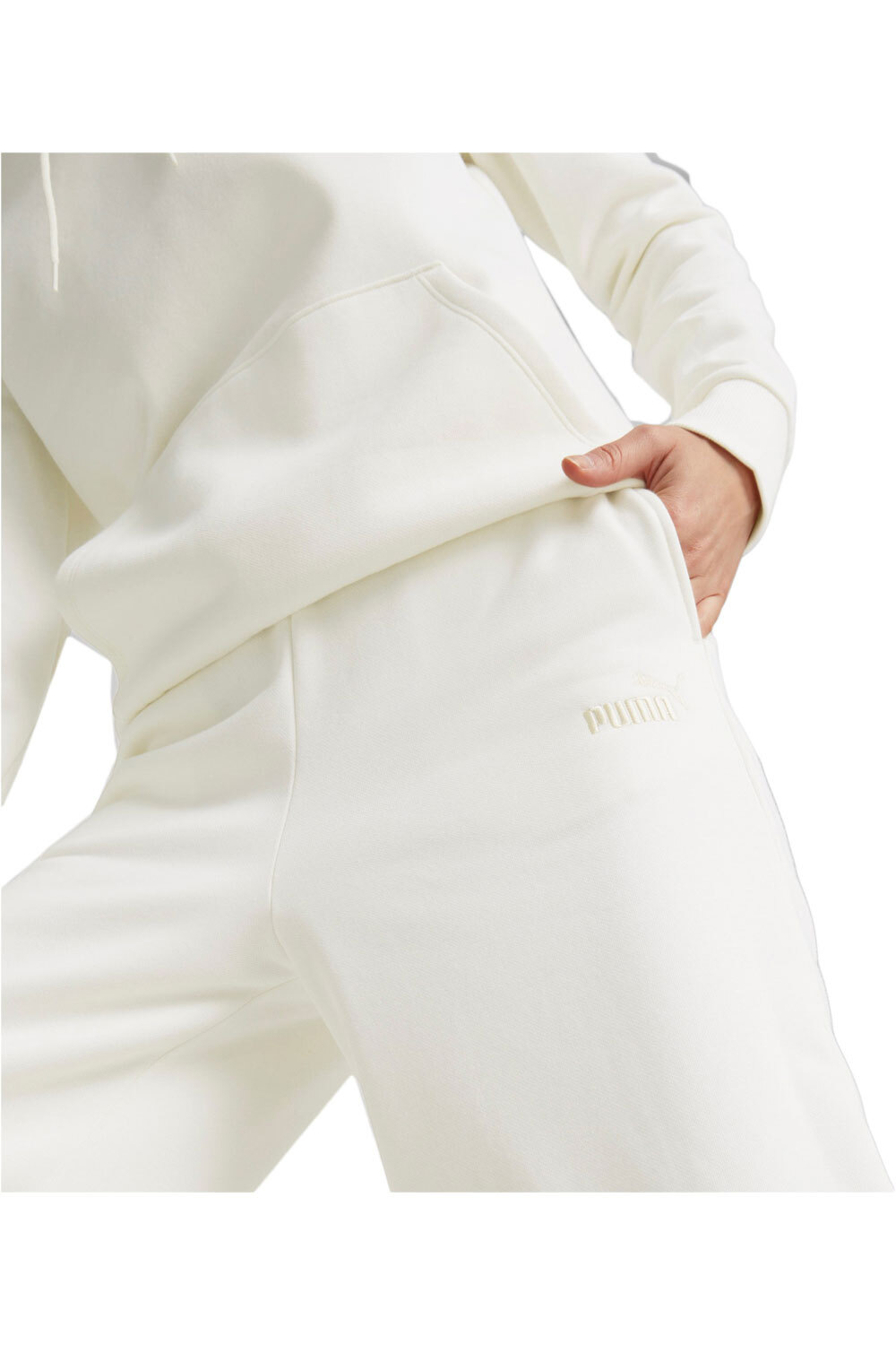 Puma pantalón mujer Puma ESS+ Embroidery Wide vista detalle Puma pantalón mujer Puma ESS+ Embroidery Wide vista detalle